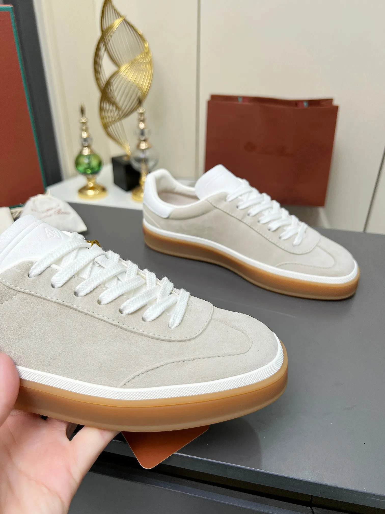 Factory price: 580💰Purchase level, high version🦅⛳️ Italy [Loro men's shoes💰iana] Tennis walk series L men's shoes💰Couple moral training shoes casual sports shoes sneakers🎁🎁 Original purchase development and production This new suede tennis shoe adopts an ultra-low design, suitable for wearing all year round👫👫 The wrapped sole creates an effortlessly attractive color combination that harmoniously blends functionality with understated style, making it the ideal shoe for urban wear. Soft calfskin tongue with Kummel color insert at the heel, embossed L Men's shoes 💰 Logo Cotton lace upper, cowhide suede sole Rubber-lined calfskin ✦ Upper: imported first-layer cowhide ➕ Customized original cowhide ✦ Lining: cowhide lining ➕ Cow leather insole ✦ Sole: Original open-molded T men's shoe 💰R ultra-lightweight outsole ✦Packaging: Original full set of packaging ✦Female size: 35--40, ✦Male size: 39--44, customized 45